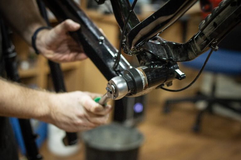 Um Close Up De Uma Pessoa Trabalhando Em Uma Bicicleta D284XSho6gU