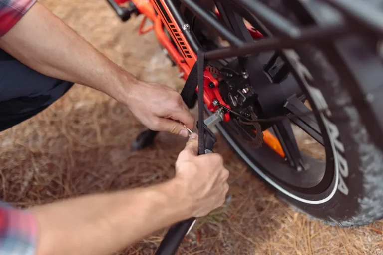 Como encher pneu de bicicleta com bomba de bola?