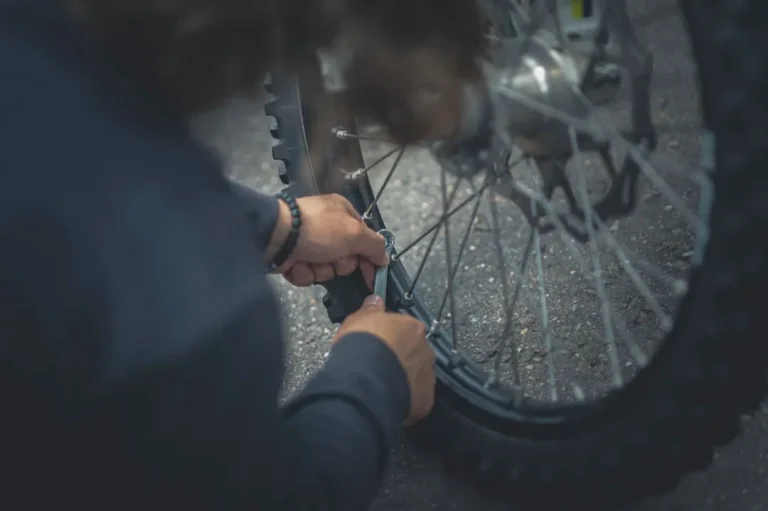 Pessoa Na Jaqueta Preta Que Segura A Roda Da Bicicleta GKLmVfcXl0o