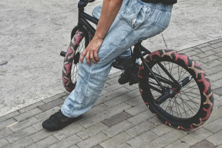 Porque o pneu da bicicleta murcha sozinho?