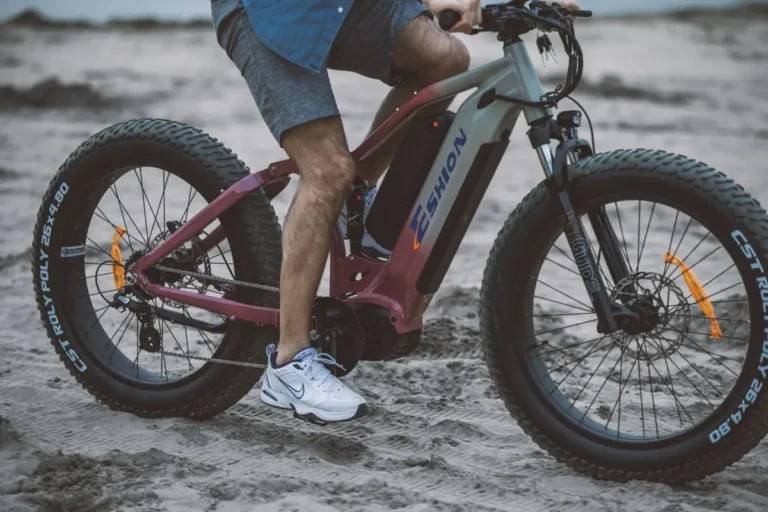 Bicicleta elétrica com pneu largo: para quem é indicada?